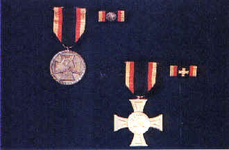 Ehrenmedaille und Ehrenkreuz